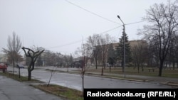 Кореспондент Радіо Свобода помітив російську техніку біля Генічеської адміністрації. 25 лютого 2022 року