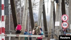 Українські біженці перетинають кордон із Румунією