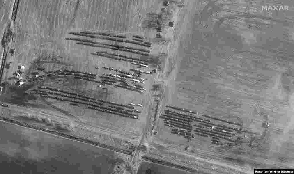 Беларустун түштүгүндөгү украин чек арасында жакын Хойники айылындагы жалданма куралдуу күчтөр. Орусия.&nbsp; &nbsp;