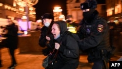 Москвада акциянын катышуучусун полиция кармап баратат.