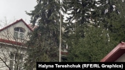 При цьому на вході ще висить табличка з написом назви дипломатичної установи