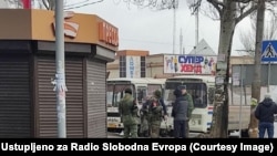 Патруль зупиняє чоловіків у Донецьку в перші дні великої війні, щоб забрати до військкомату