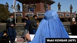 یک تن از زنان معترض در شهر کابل