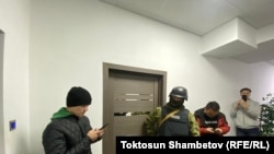 Журналист Болот Темиров менен төкмө акын Болот Назаров баңгизатка байланыштуу айыпталып кармалып, нааразылык акциялардан кийин үй камагына чыгышкан.