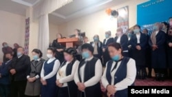 Анжияндагы ата-энелерден кечирим сураган мугалимдер. Социалдык тармактарга тараган сүрөт.