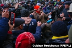 Акын Болот Назаровдун бошотулушун талап кылган акцияда белгилүү төкмө акындар окуя тууралуу пикирин ыр менен билдирип, бийликти адилет чечим кабыл алууга үндөп ырдашкан. 23-январь, 2022-жыл.