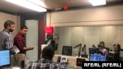 شماری از ژورنالستان رادیو آزادی در دفتر مرکزی آن در شهر پراگ پایتخت جمهوری چک