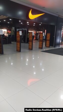 В ТЦ Донецк-Сити есть магазины с логотипами известных мировых брендов. Как в них попадает товар - неизвестно.