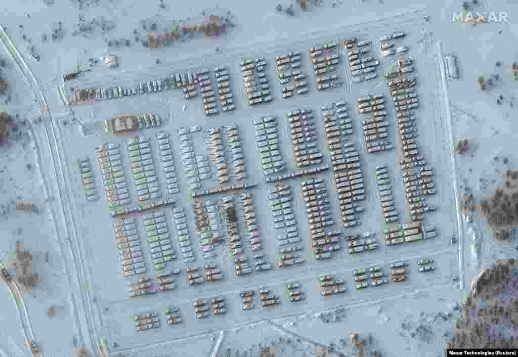 Sputnigiň köne suratynda 19-njy ýanwarda Russiýanyň Ýelnýa şäherinde gar bilen örtülen rus harby ulaglaryny görse bolýar. Ýelnýa Russiýanyň demirgazyk-günbataryndaky Smolensk sebitinde, Belarus bilen serhetden 120 km we Ukrainadan 260 km uzaklykda ýerleşýär.