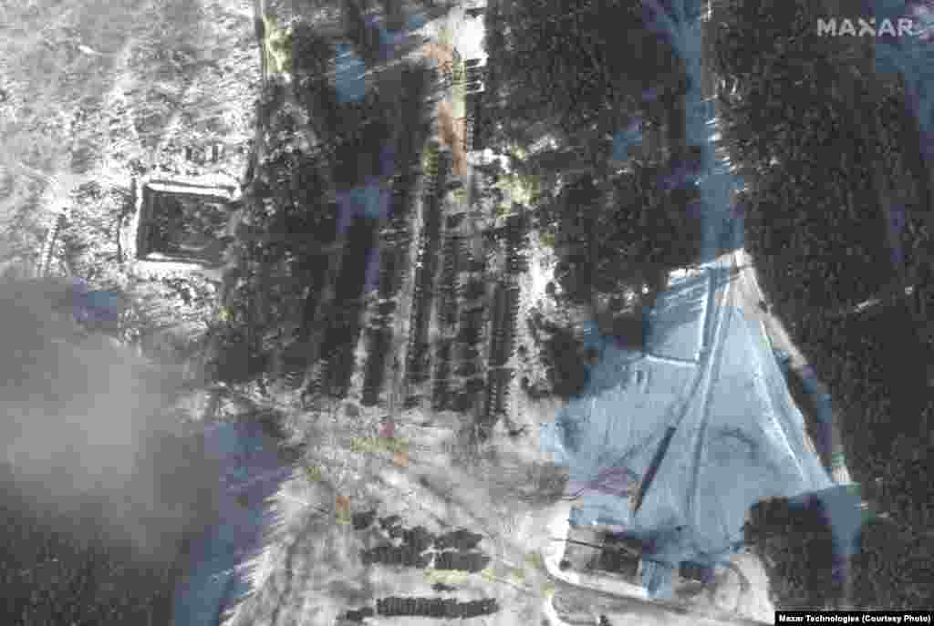 29-njy ýanwarda Belarusyň Baranowiçi sebitiniň golaýynda ýerleşýän ulaglaryň we harbylar üçin ýaşaýyş jaýynyň umumy suraty.