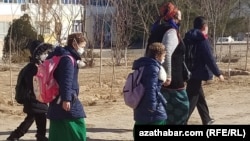 Mekdep okuwçylary we mugallyma (Illýustrasiýa suraty)