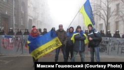 Максим Гошовський (другий ліворуч) під час Революції гідності