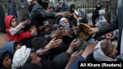 آرشیف- توزیع نان خشک به افراد نیازمند در کابل