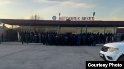 Жаңаөзендегі автокөлік бекетінде ереуілдеп тұрған "Бұрғылау" компаниясының жұмысшылары. 9 ақпан 2022 жыл.