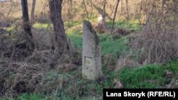 Мраморные таблички с надписях на многих памятниках отсутствуют