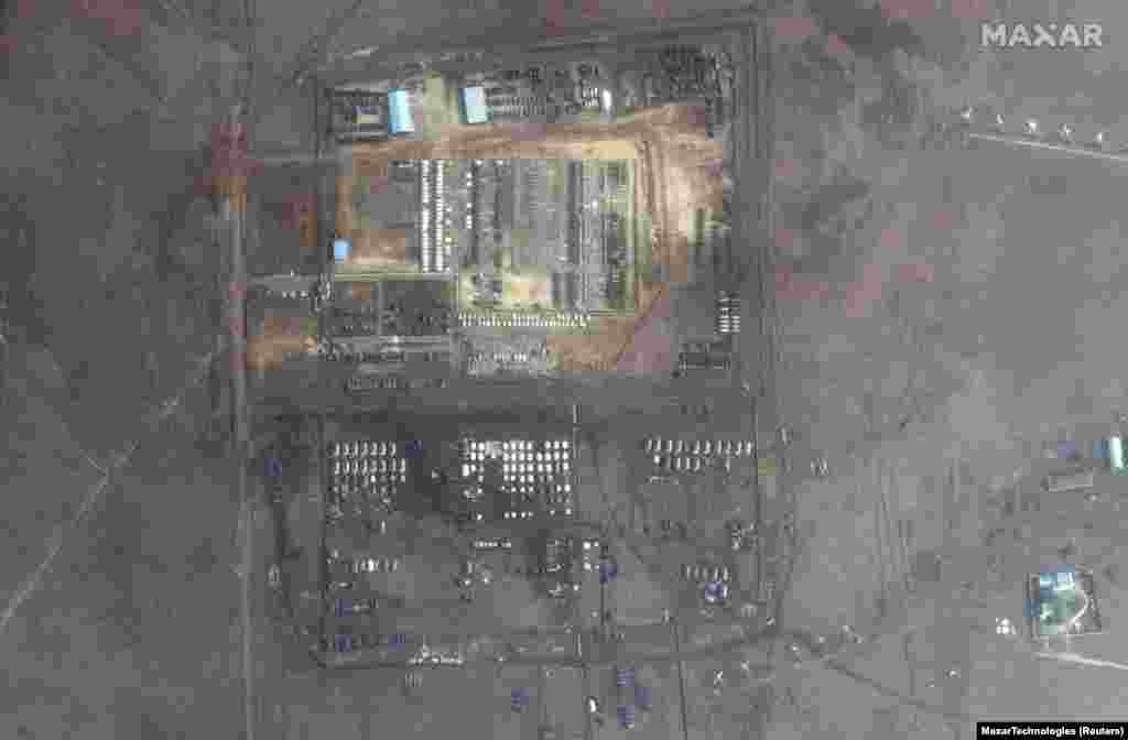 1-nji fewralda sputnik arkaly düşürilen suratda Krymyň Nowoozernoýedäki harby bazada toplanan ulaglary görse bolýar.