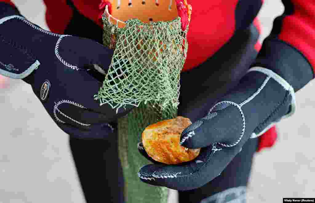 Käbir bagtly adamlar tupanyň galyndylaryndan şunuň ýaly çig ýantar böleklerini çykarýarlar.