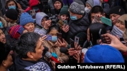 Болот Темиров журналисттердин курчоосунда. Бишкектеги митинг. 23-январь, 2022-жыл. 
