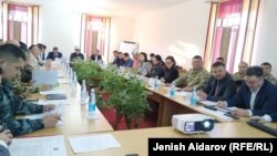 Жогорку Кеңештин "Ишеним" жана "Ынтымак" фракциялары Баткен облусунун Лейлек районунун Исфана шаарында көчмө жыйын өткөрүүдө.