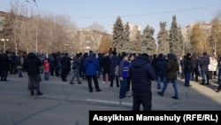 На разрешённом митинге в сквере имени Уалиханова в Алматы. Февраль 2022 года