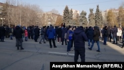 Алматыдагы митингге чогулгандар. 