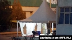 Icinde kondisionser oturdylan märeke palatasy. Illýustrasiýa suraty. Arhiwden alyndy. 