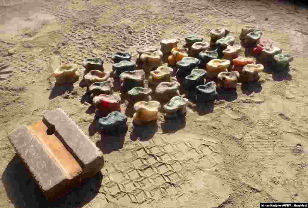 Колдонулуучу куралдар: тоо текенин мүйүзүнөн чабылган абалак, тандалма чүкөлөр, кнопка көлөмүндөгү сөөктөн же жука калайдан жасалган хан, 40 см чий же зымдан калыс чен.