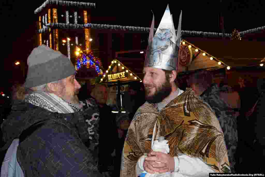 &laquo;Цар Ірод&raquo; &ndash; Василь Максимович, священик УПЦ КП &ndash; після виступу на сцені спілкується з волонером