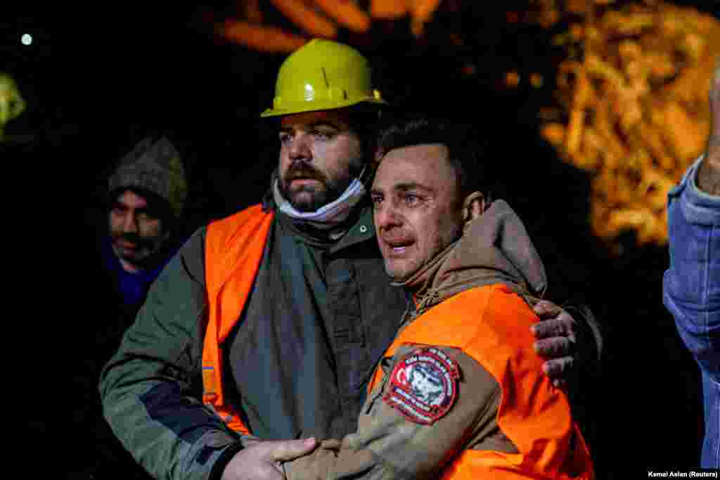 Волонтеры скорбят по погибшим. Хатай, Турция, 8 февраля &nbsp; &nbsp;