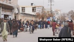 ازدحام مردم در مقابل یکی از شرکت های توریستی در ولایت هرات. بیشتر مردم خواهان رفتن به ایران و پاکستان و از آن طریق به کشور های دیگر اند. 