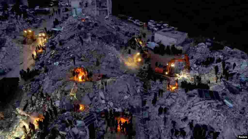 Сүриянең Идлиб шәһәрендә коткаручылар төне буе эшләп бик күп исән калучылар һәм үлгәннәрне табып чыгарган. Җимерек юллар, начар һава торышы, җиһазлар җитмәү сәбәпле коткаручылар иң нык зыян күргән урыннарга көч-хәл белән барып ирешә.