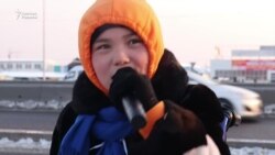 Базарда ән айтып, еміне ақша жинап жүрген Ақерке  