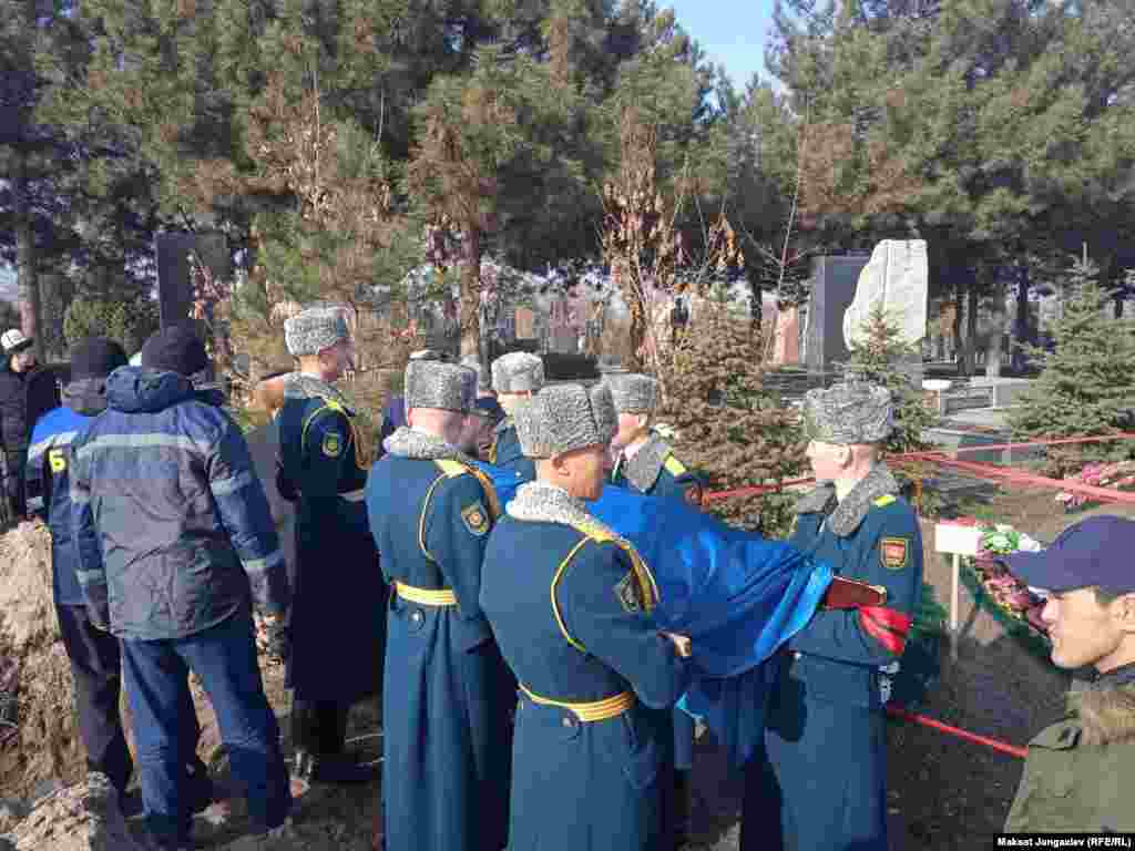 6-февраль. Кыргыз кинематографиясы оор жоготууга учурады. Көрүнүктүү кинорежиссер, сценарист, Кыргыз Республикасынын эл артисти Геннадий Базаров 81 жаш курагында дүйнөдөн кайтты.