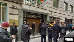 Азербайжандын Ирандагы элчилигинин алдына окуядан кийин чогулган кишилер. 