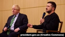 Президент України Володимир Зеленський і експремʼєр-міністр Великої Британії Борис Джонсон (ліворуч) під час зустрічі зі студентами та викладачами КНУ імені Тараса Шевченка. Київ, 22 січня 2023 року 
