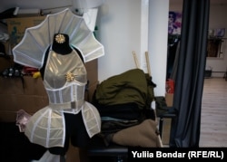 Аби мати гроші для виготовлення військової форми, шиють також вечірні сукні та костюми