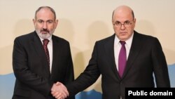Премьер-министра Армении Никол Пашинян (слева) и председатель правительства РФ Михаил Мишустин 