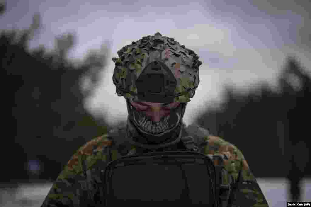 Український військовий спостерігає за рухом безпілотника біля кордону з Білоруссю. 1 лютого 2023 року. Розвідувальні безпілотники запускаються кілька разів на день, щоб виявити ознаки можливих загроз по той бік кордону.