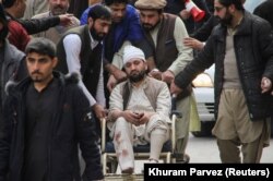 Жардырууда жараат алган адамды арабада алып баратышат.