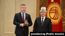Президент Садыр Жапаров Иш башкармасы Каныбек Туманбаевге сыйлык берип жаткан учур.