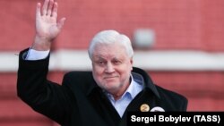 За твердженням журналістів, вони мають документи, які вказують на те, що у грудні 2022 року Сергій Миронов й Інна Варламова удочерили вивезену з Херсона дівчинку