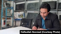 زمری سلیمانخیل که قبلاً آواز می خواند پس از بازگشت طالبان به قدرت دکان ترمیم سامالان آلات برقی بازکرده است