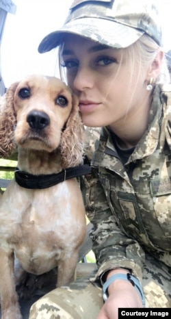 Alina Panina özüniň gulluk iti bilen