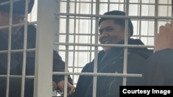 Акын Болот Назаров в зале суда. 