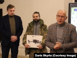 Станіслав Литвинов, оператор Михайло Шелест із подарованим від українців Лівану дроном, дипломат Ігор Осташ. 20 січня 2023 року