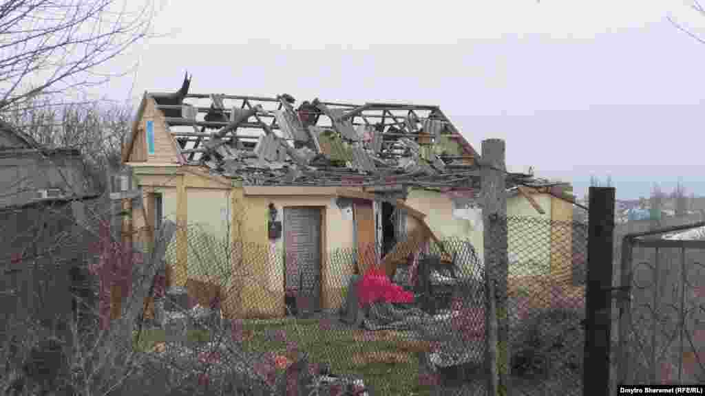 Деякі подвірʼя, які зруйновані обстрілами, виглядають покинутими