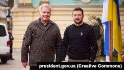 Окрім зустрічі з Володимиром Зеленським, президент Фінляндії Саулі Нііністьо (ліворуч) має відвідати Бородянку та Бучу