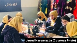 کارگاه خیاطی که از سوی شماری از دختران دانشجو ایجاد شده است. 
