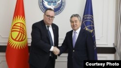 Министр Жээнбек Кулубаев жана элчи Лесли Вигери. 2023-жылдын 1-февралы.