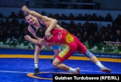 Сыймык Махмудов (көк кийимчен) менен Дастан Кадыров (кызыл кийимчен). Грек-рим күрөшү. 63 кг. салмактагы финалдык беттеш.